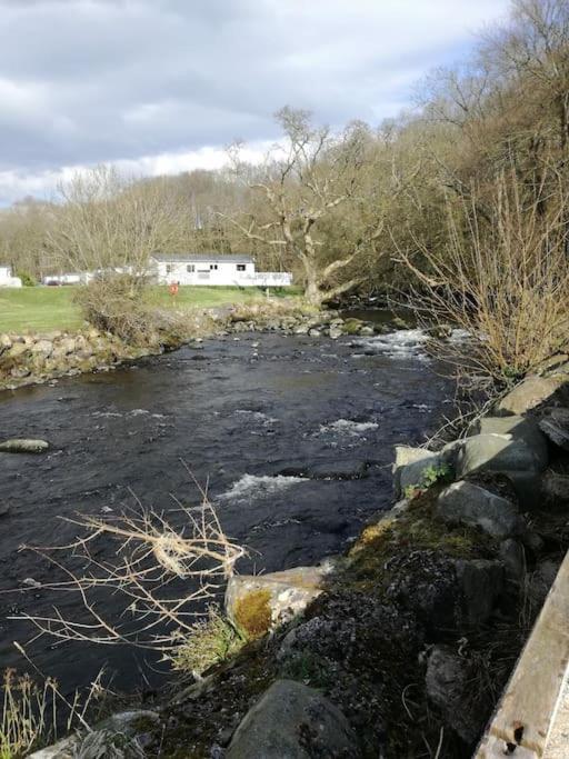 Stunning 3 Bed Riverside Cabin In Snowdonia Caeathro Esterno foto
