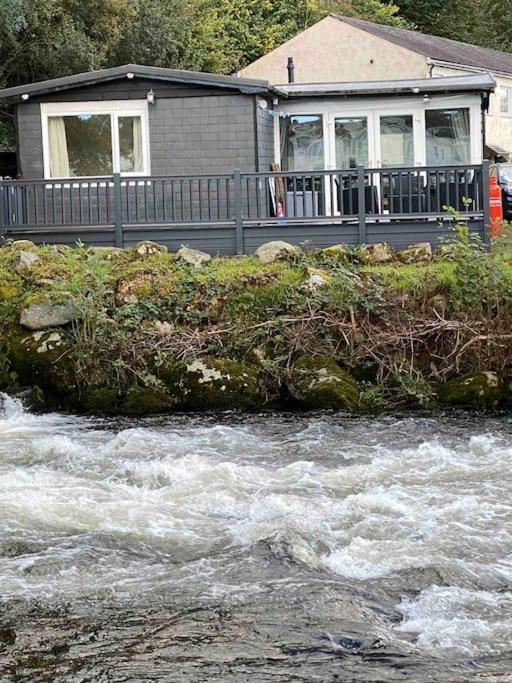 Stunning 3 Bed Riverside Cabin In Snowdonia Caeathro Esterno foto