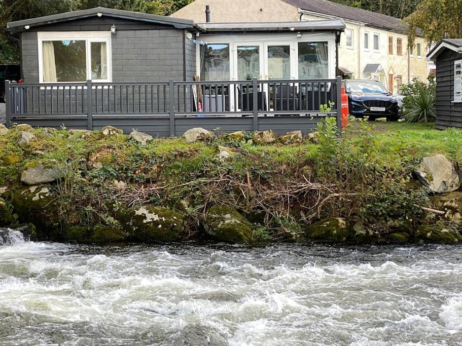 Stunning 3 Bed Riverside Cabin In Snowdonia Caeathro Esterno foto