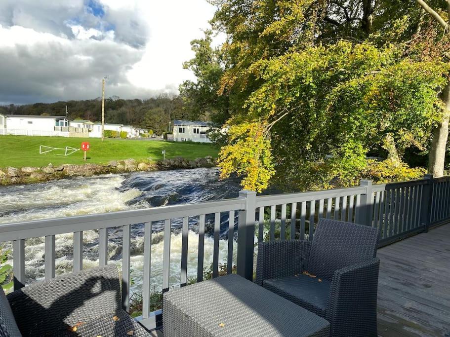 Stunning 3 Bed Riverside Cabin In Snowdonia Caeathro Esterno foto