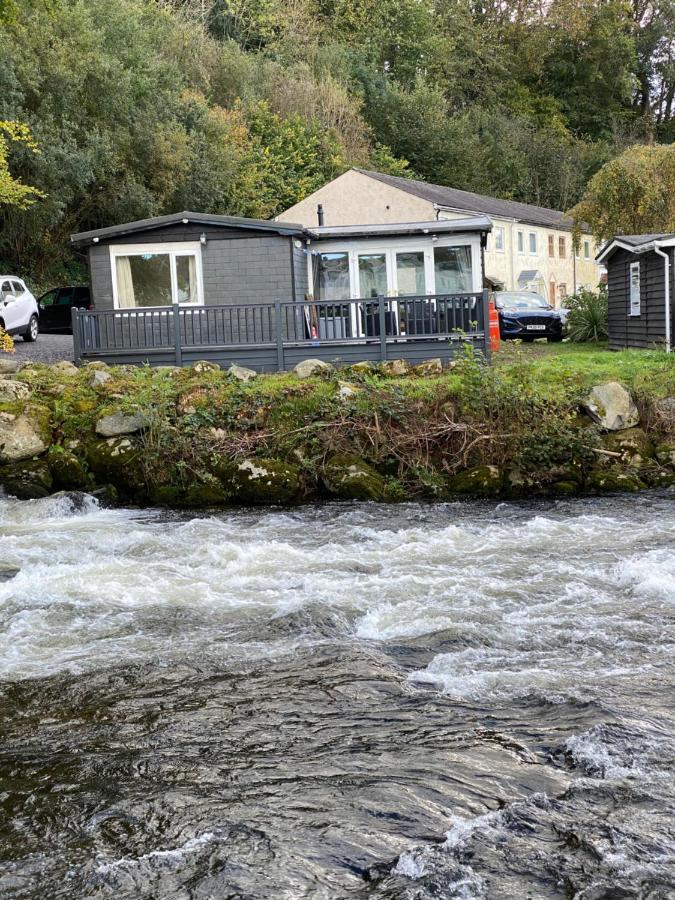 Stunning 3 Bed Riverside Cabin In Snowdonia Caeathro Esterno foto