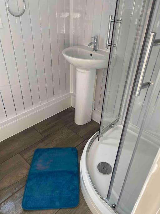 Stunning 3 Bed Riverside Cabin In Snowdonia Caeathro Esterno foto