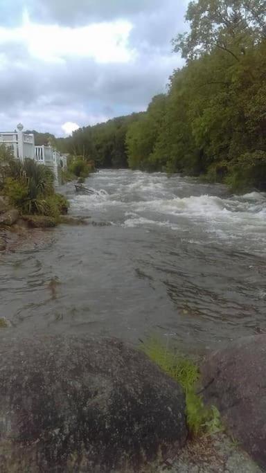 Stunning 3 Bed Riverside Cabin In Snowdonia Caeathro Esterno foto
