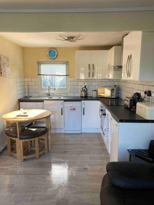 Stunning 3 Bed Riverside Cabin In Snowdonia Caeathro Esterno foto