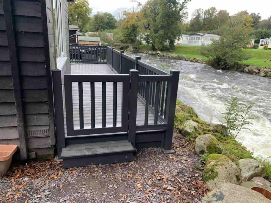 Stunning 3 Bed Riverside Cabin In Snowdonia Caeathro Esterno foto