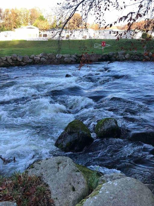 Stunning 3 Bed Riverside Cabin In Snowdonia Caeathro Esterno foto