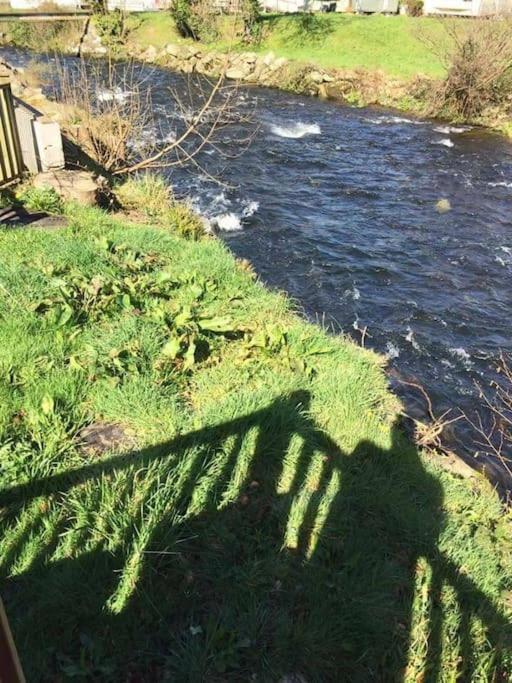 Stunning 3 Bed Riverside Cabin In Snowdonia Caeathro Esterno foto