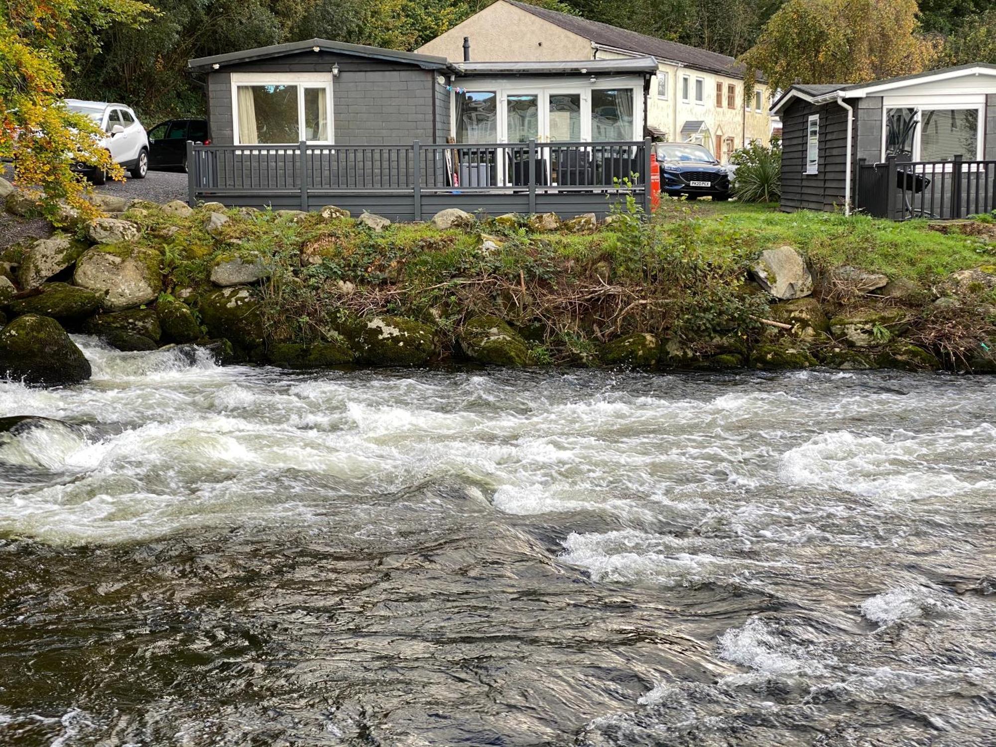 Stunning 3 Bed Riverside Cabin In Snowdonia Caeathro Esterno foto